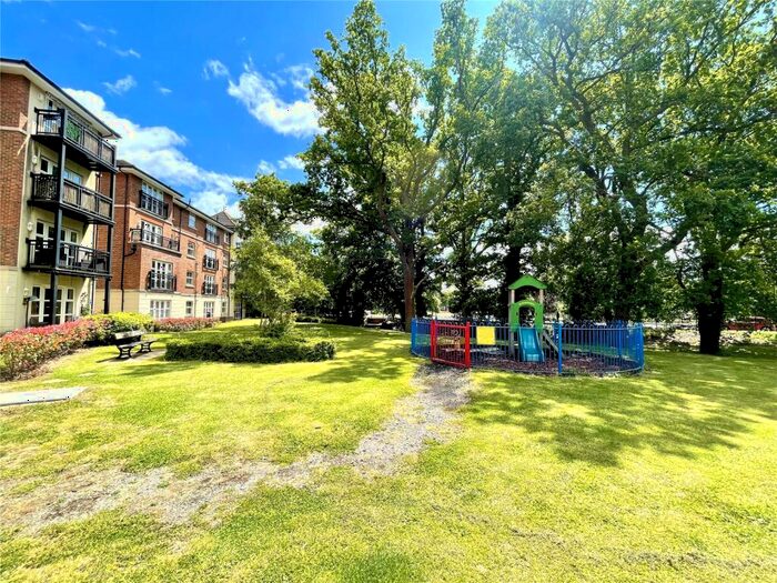 2 Bedroom Flat For Sale In Honington Mews, Farnborough, Hampshire, GU14