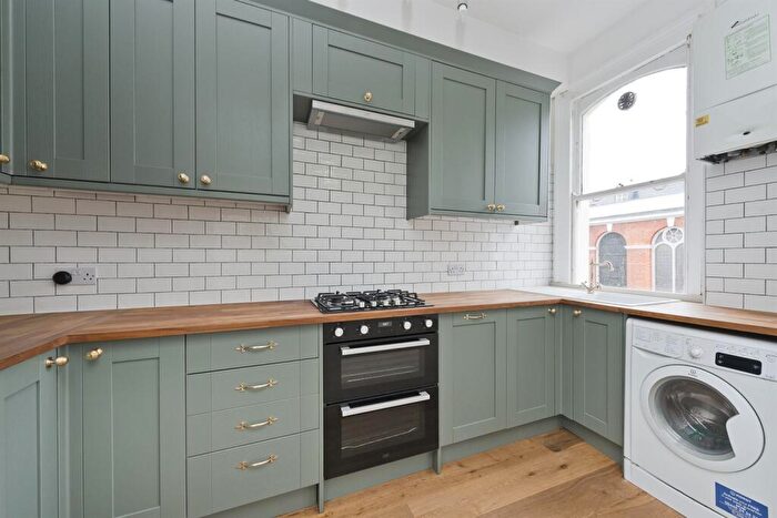 2 Bedroom Flat To Rent In Beauchamp Road, London, SW11