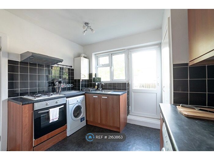 2 Bedroom Maisonette To Rent In Amesbury Avenue, London, SW2