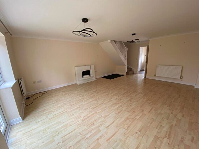 3 Bedroom End Of Terrace House For Sale In Meadow Close, Beeston, SG19