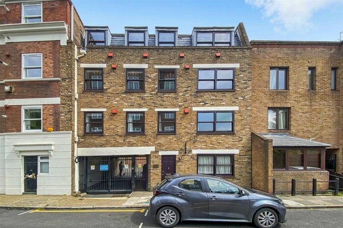 Garage / Parking To Rent In Wood Close, Shoreditch, E2