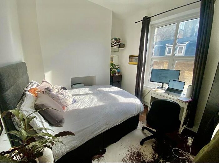 3 Bedroom Flat To Rent In Chiswick High Road, London, W4