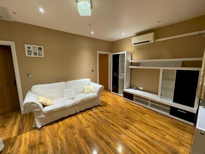 2 Bedroom Flat To Rent In Brunswick Avenue, London, N11