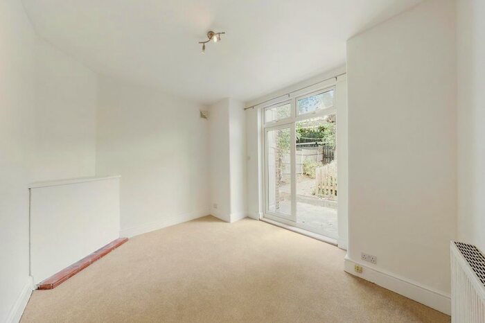 3 Bedroom Flat To Rent In Oakmead Road, London, SW12