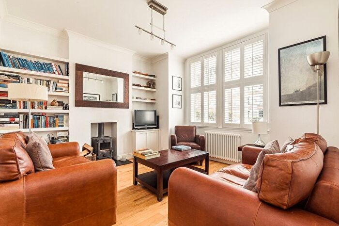 2 Bedroom Flat To Rent In Emlyn Road, London, W12