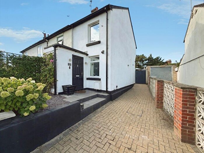 2 Bedroom End Of Terrace House For Sale In Lower Farnham Road, Aldershot, Hampshire, GU12