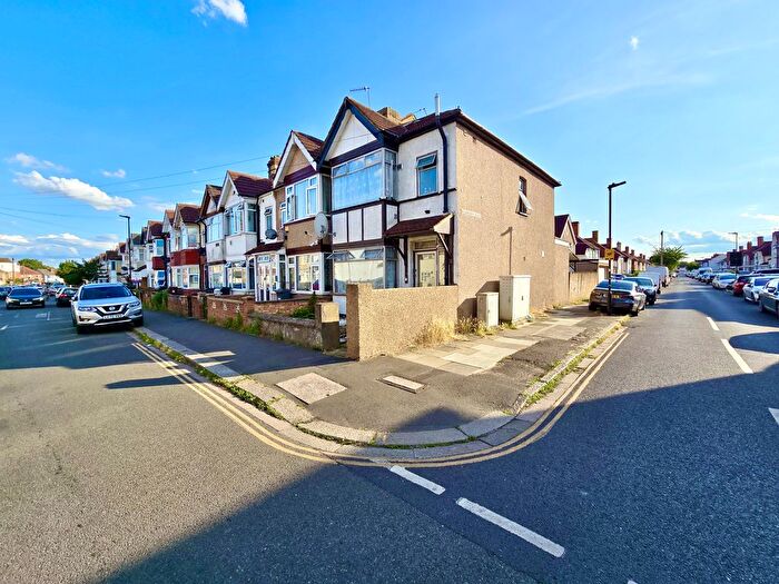 4 Bedroom End Of Terrace House For Sale In Cromwell Road, Hounslow, Greater London, TW3