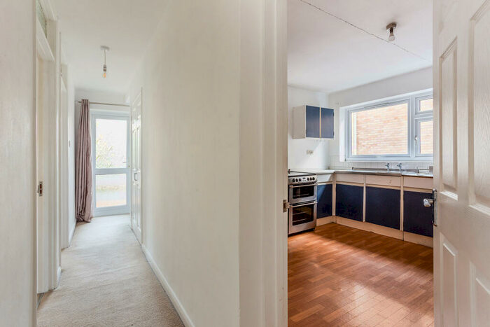 2 Bedroom Flat To Rent In Coniston Court, Weybridge, KT13