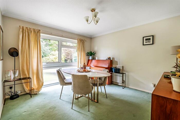 4 Bedroom Detached House For Sale In Ermyn Way, Leatherhead, KT22