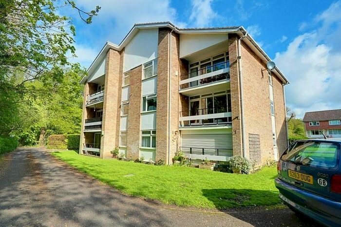 2 Bedroom Flat To Rent In The Avenue, Ickenham, UB10