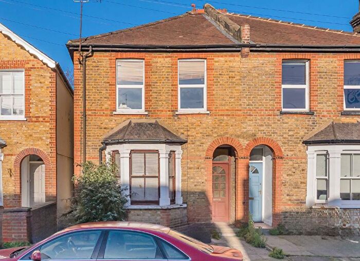 2 Bedroom Flat For Sale In Hardman Road, Kingston Upon Thames, KT2