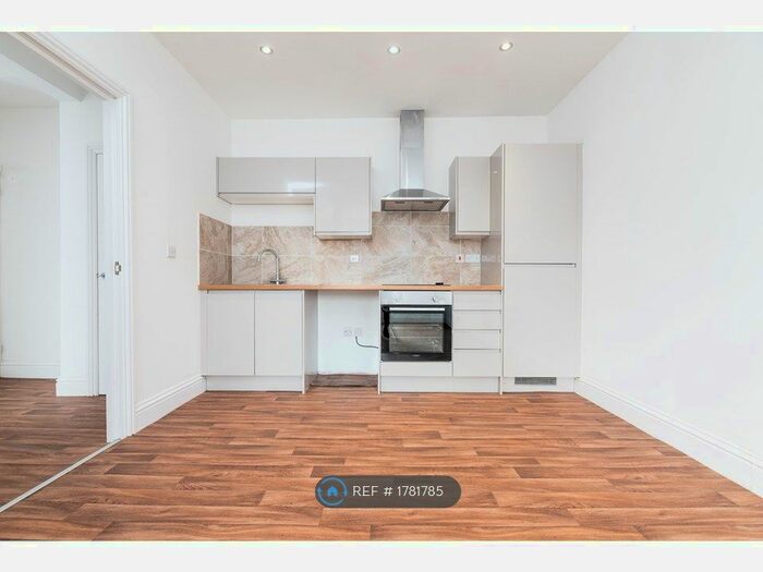 2 Bedroom Flat To Rent In Derby Road, Stapleford, Nottingham, NG9