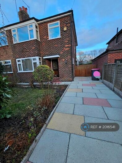 4 Bedroom Semi-Detached House To Rent In Blandford Ave, Worsley, M28