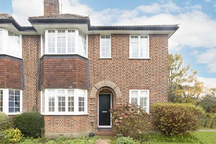 2 Bedroom Flat To Rent In Ditton Lawn, Thames Ditton, KT7