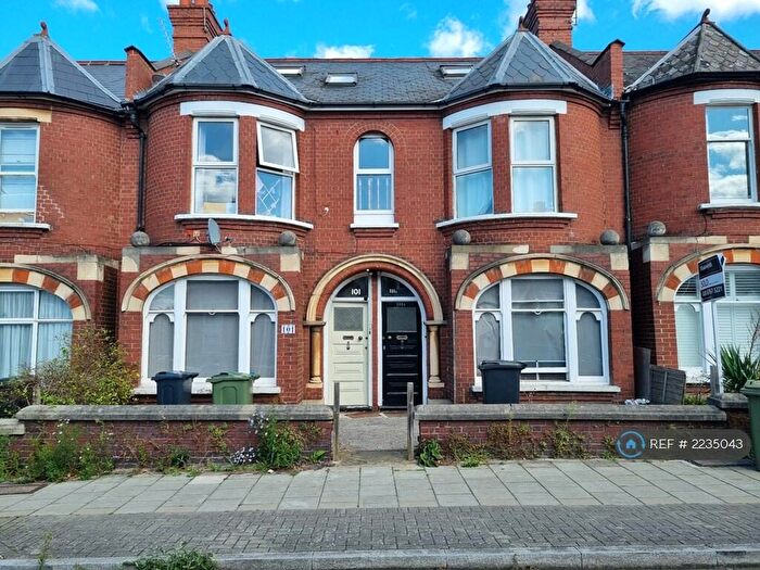 3 Bedroom Flat To Rent In Radbourne Road, London, SW12