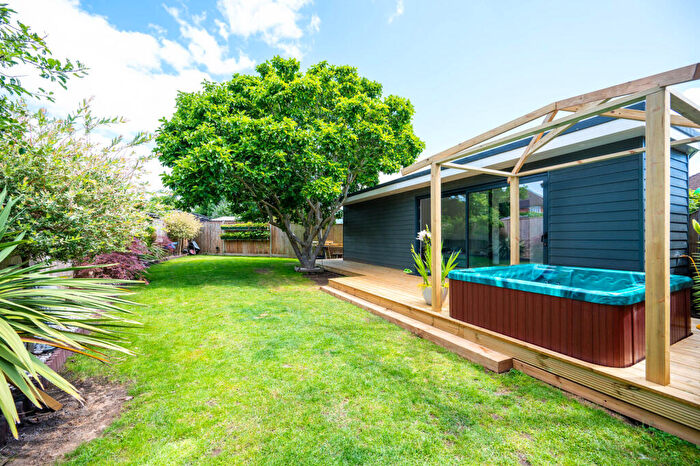 3 Bedroom Semi-Detached House For Sale In Saffron Platt, Stoughton, Guildford, GU2