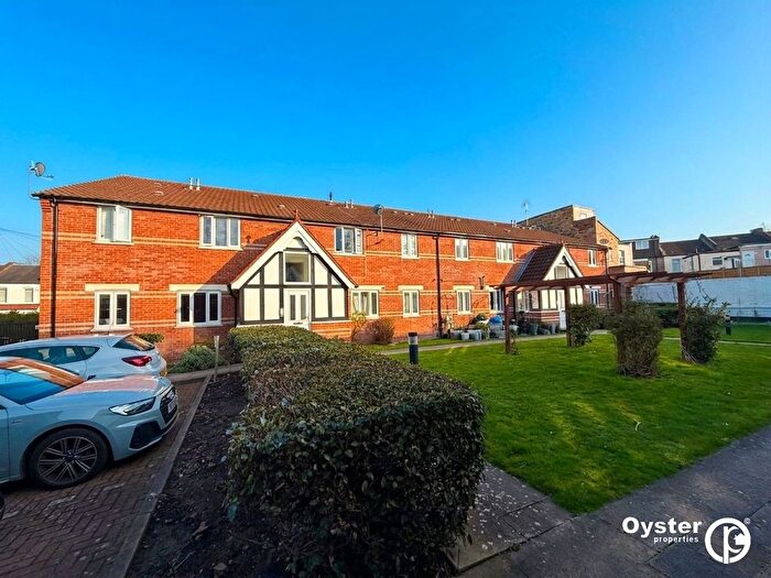 1 Bedroom Flat For Sale In Haynes Close, London, N11