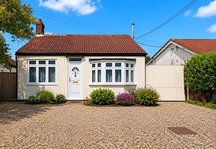 2 Bedroom Bungalow For Sale In Basildon Drive, Laindon, SS15