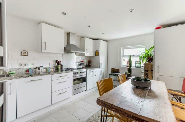 3 Bedroom Flat To Rent In Melbourne Grove, East Dulwich, London, SE22