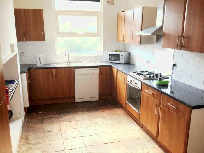 6 Bedroom Semi-Detached House To Rent In Swinbourne Grove, Manchester, Greater Manchester, M20