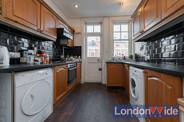 3 Bedroom Flat To Rent In Huguenot Mansions, Huguenot Place, London, SW18