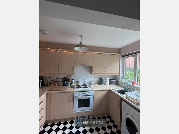 2 Bedroom Flat To Rent In Chelsfield Grove, Manchester, M21