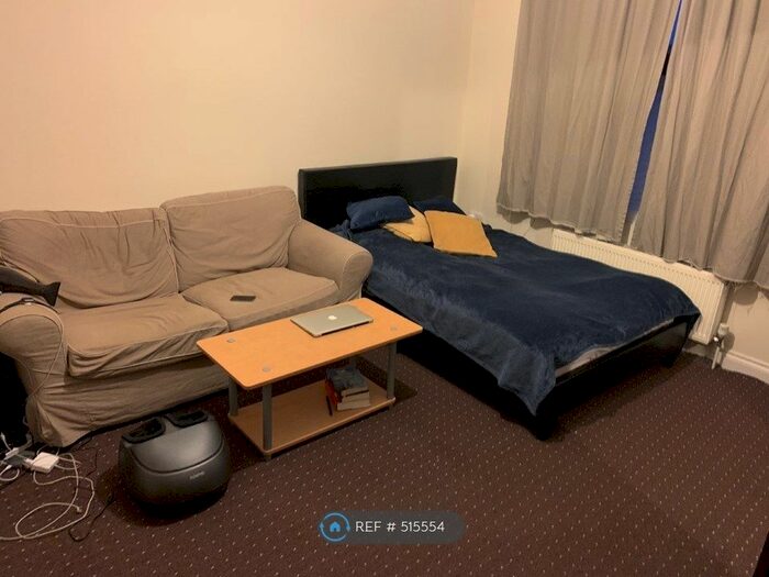 2 Bedroom Maisonette To Rent In York Road, London, N11