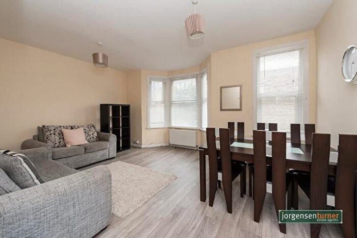 3 Bedroom Flat To Rent In Kingsgate Road, London, NW6