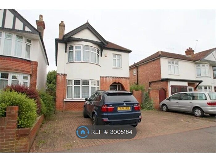 3 Bedroom Detached House To Rent In Park Avenue, Staines-Upon-Thames, TW18