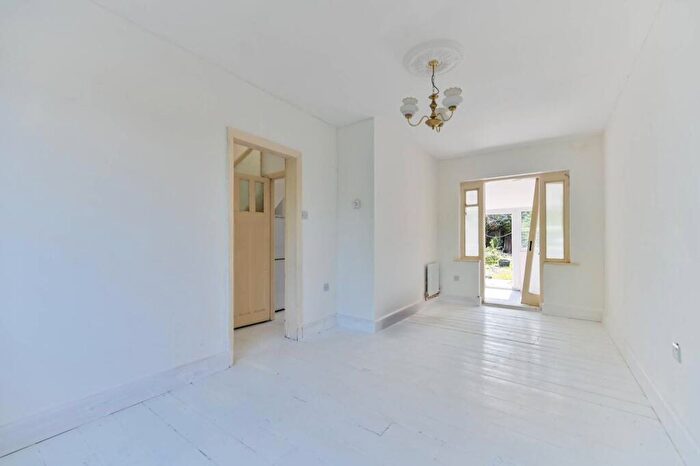 3 Bedroom Semi-Detached House To Rent In Walton Road, West Molesey, KT8