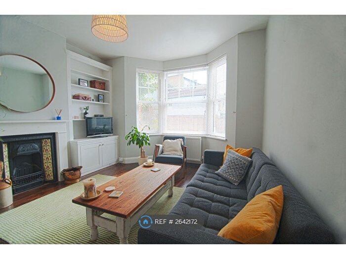 2 Bedroom Flat To Rent In Radbourne Road, London, SW12
