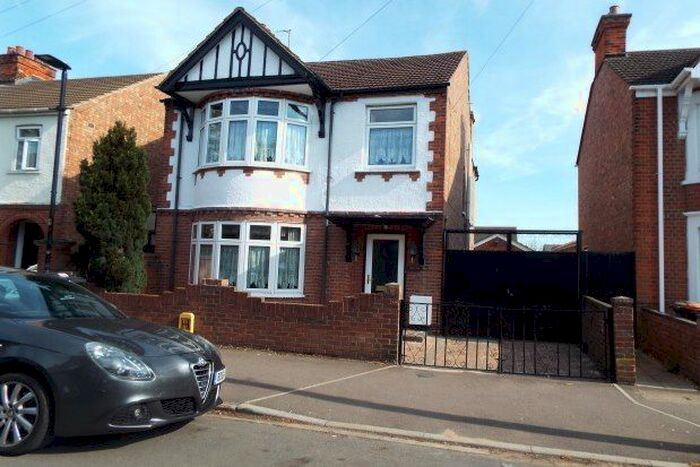 4 Bedroom Detached House To Rent In Winifred Road, Bedford, MK40