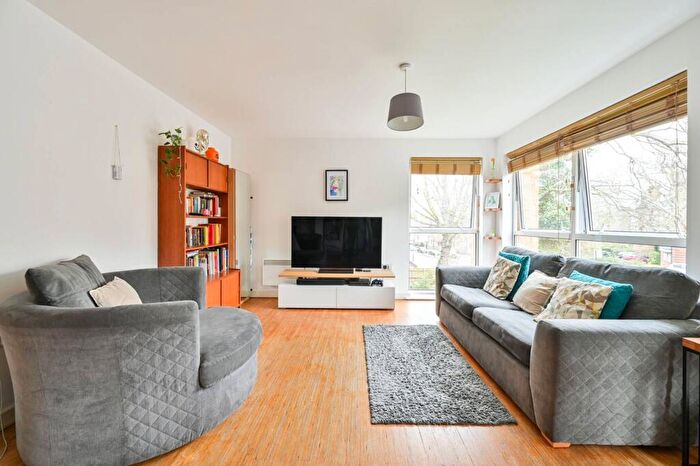 2 Bedroom Flat For Sale In Highwood Close, East Dulwich, London, SE22
