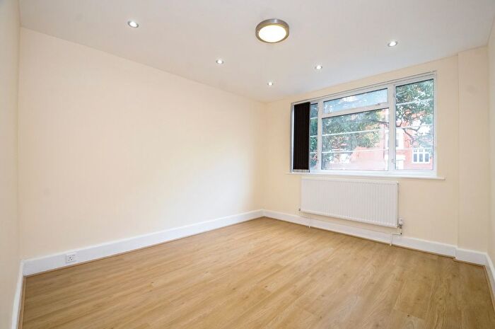 2 Bedroom Flat To Rent In Hamlet Gardens, Hammersmith, London, W6