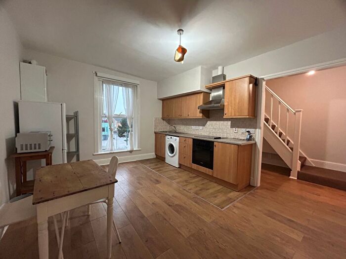 2 Bedroom Flat To Rent In Kingsland High Street, London, E8