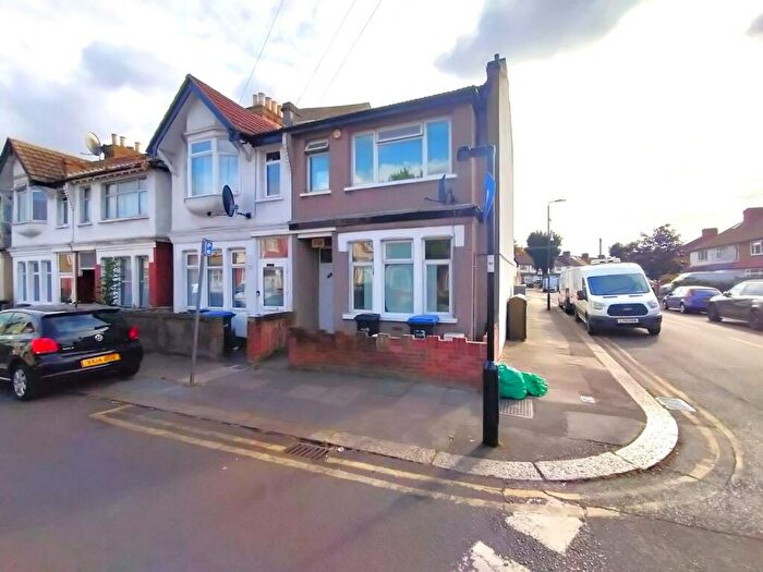 3 Bedroom End Of Terrace House To Rent In Winchester Road, Edmonton, N9