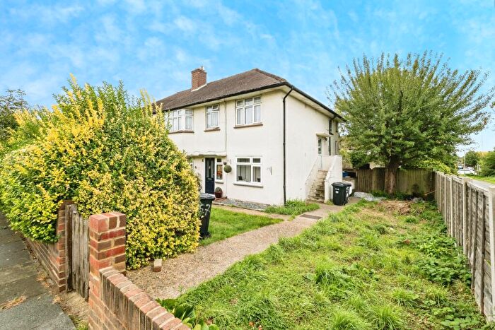 3 Bedroom Maisonette For Sale In Caernarvon Drive, Ilford, IG5