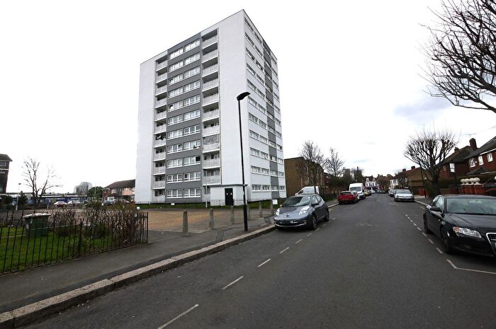 2 Bedroom Flat For Sale In Janson Close, London, E15