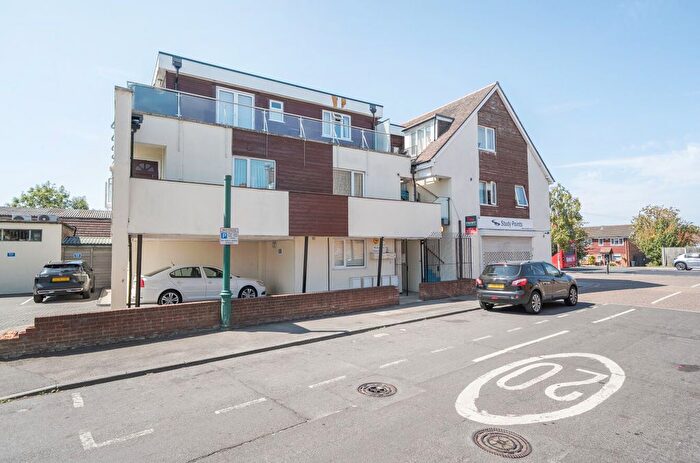 3 Bedroom Flat To Rent In Stonecot Hill, Sutton, SM3