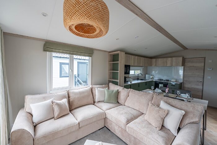 2 Bedroom Mobile/park Home For Sale In South Bridgend, Crieff, PH7