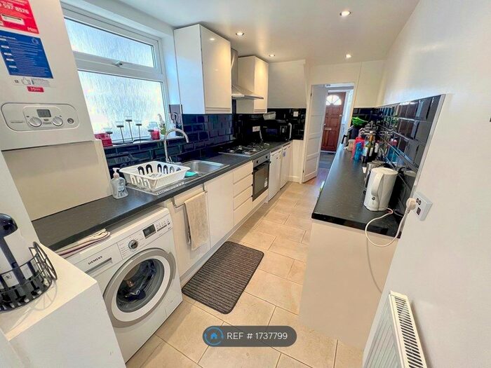 2 Bedroom Maisonette To Rent In Kingsley Avenue, Hounslow, TW3