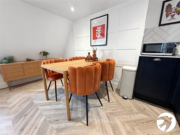 1 Bedroom Flat To Rent In Station Street, Sittingbourne, Kent, ME10