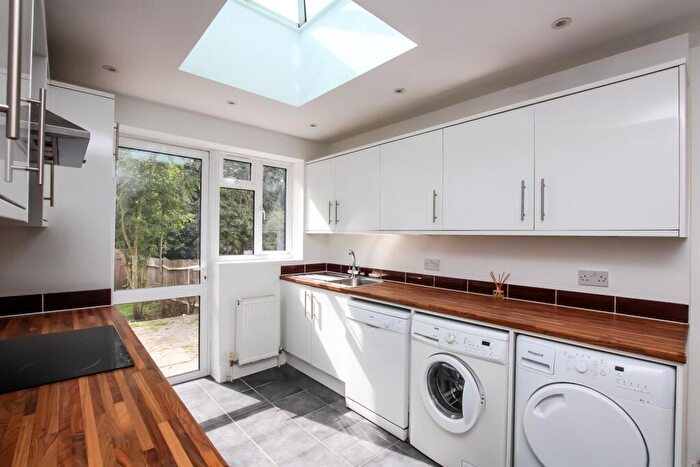 2 Bedroom Apartment To Rent In Park Road, Hendon, NW4