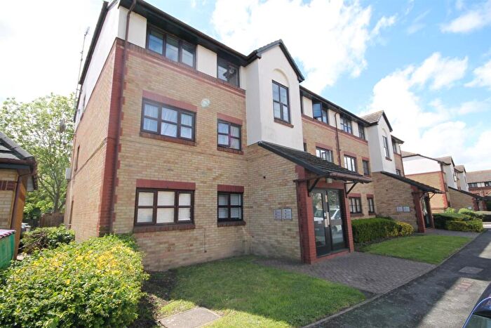 2 Bedroom Flat To Rent In Foxglove Way, Wallington, SM6