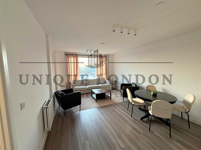 1 Bedroom Flat To Rent In Vista Heights, Ilderton Road, Bermondsey, SE15