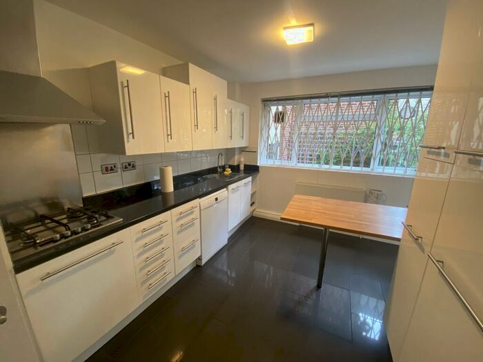 3 Bedroom Flat To Rent In Foreland Court, Holders Hill Road, NW4