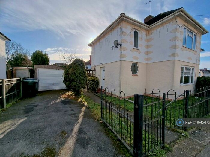 3 Bedroom Semi-Detached House To Rent In Brookfield Close, London, NW7