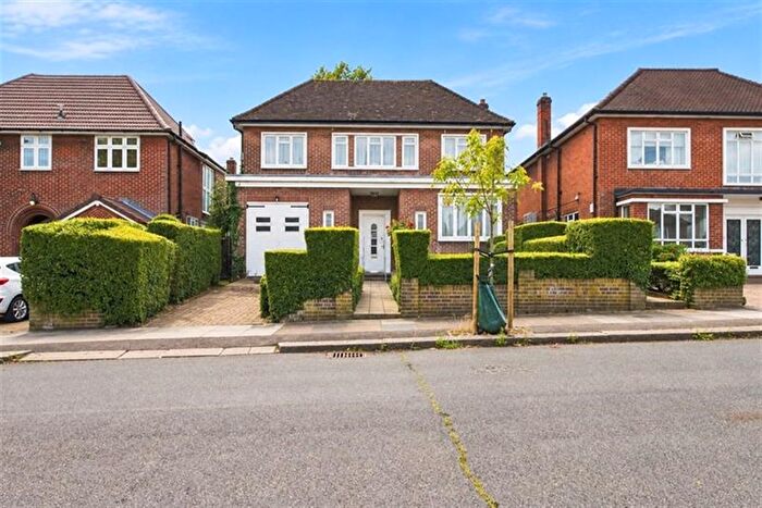 3 Bedroom Detached House For Sale In Tenterden Gardens, Hendon, NW4