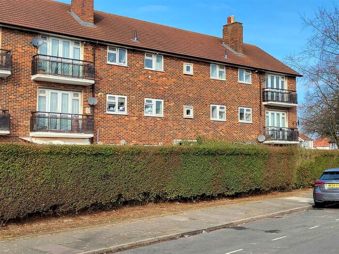 3 Bedroom Flat To Rent In Hurn Court Road, Hounslow, TW4