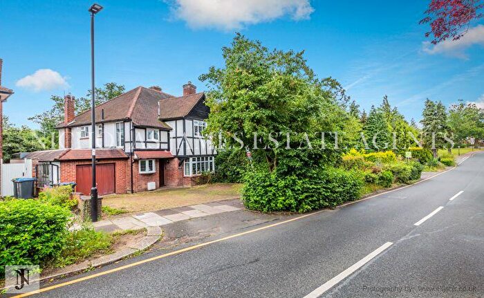 3 Bedroom Semi-Detached House To Rent In Bourne Avenue, Southgate, London, N14